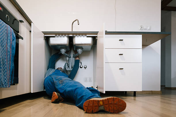 Professional Emergency Plumber technician working in Elmore, AL